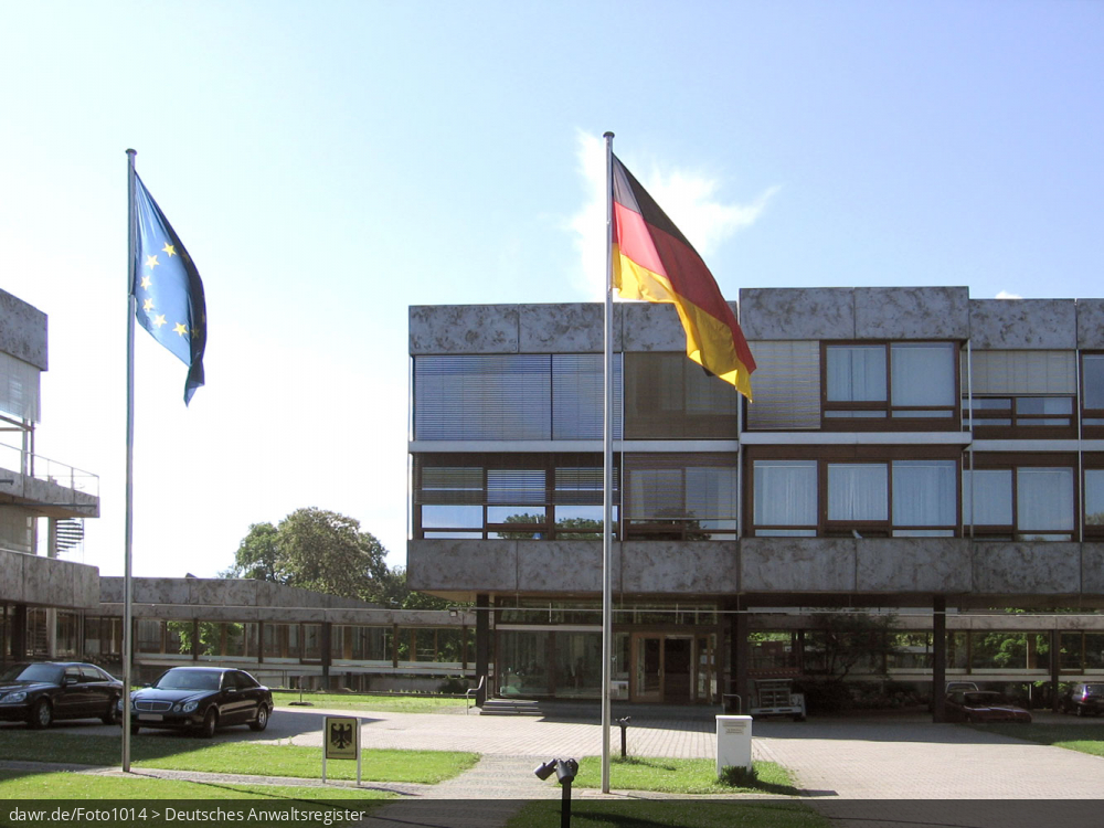 Dieses Foto zeigt das Gebäude des in Karlsruhe ansässigen Bundesverfassungsgerichts. Als Verfassungsgericht des Bundes ist das Bundesverfassungsgericht (BVerfG) in der Bundesrepublik Deutschland der Hüter der deutschen Verfassung (des Grundgesetzes). Das BVerfG ist einerseits unabhängiges Verfassungsorgan und andererseits als Gericht für das spezielle Gebiet des Staats- und Völkerrechts zuständig. Das BVerfG liefert durch seine Entscheidungen eine verbindliche Auslegung des Verfassungstextes.