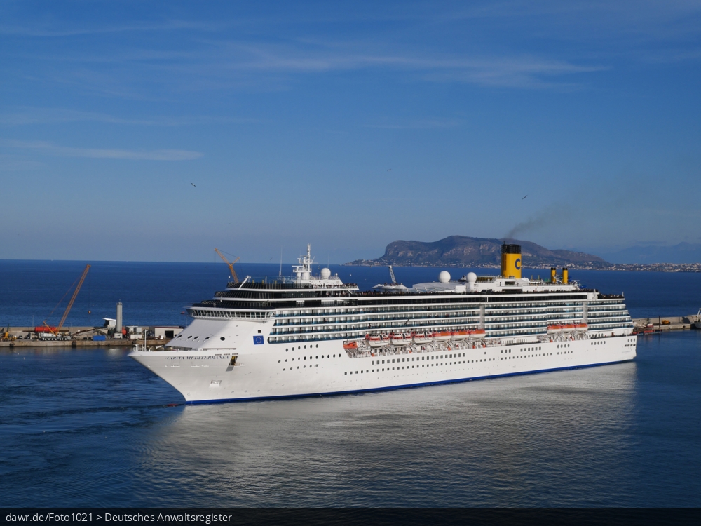 Dieses Foto zeigt das Kreuzfahrtschiff Costa Mediterranea bei der Einfahrt in den Hafen von Palermo auf der Insel Sizilien (Italien). Dieses Schiff eignet sich gut als Beispiel für moderne Kreuzfahrten.