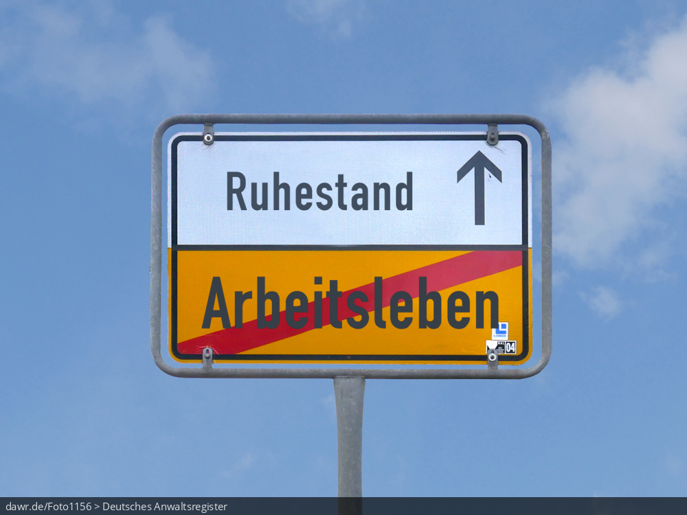 Dieses Foto zeigt die Rückseite eines Ortschilds vor einem blauen Himmel, welches symbolisiert, man verlasse das „Arbeitsleben“ und komme zum „Ruhestand“. Diese symbolische Darstellung eignet sich gut für Themen wie „Rente“, „Pension“, „Renteneintrittsalter“ usw.