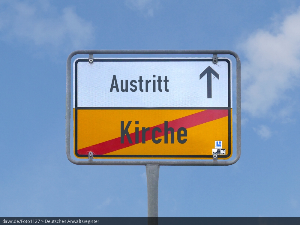 Dieses Foto zeigt die Rückseite eines Ortschilds vor einem blauen Himmel, welches symbolisiert, man verlasse die „Kirche“ und komme so zum „Austritt“. Diese symbolische Darstellung eignet sich gut für alle Themen rund um den Krichenaustritt.