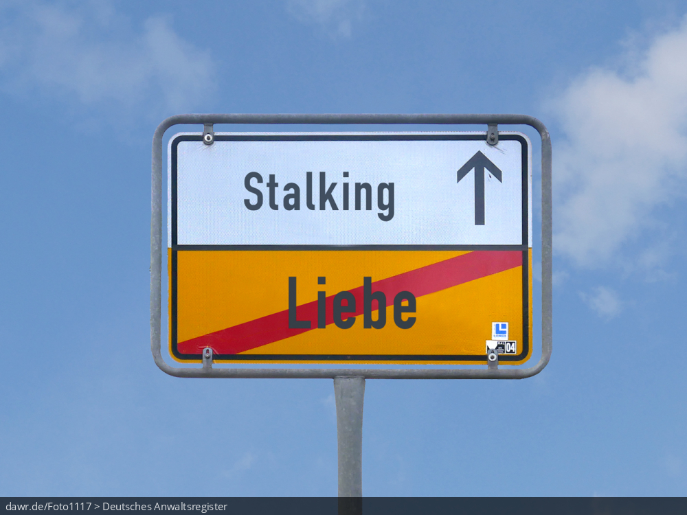 Dieses Foto zeigt die Rückseite eines Ortschilds vor einem blauen Himmel, welches symbolisiert, man verlasse die „Liebe“ und komme zum „Stalking“. Diese symbolische Drstellung eignet sich gut als Symbolfoto zum Thema „Stalking“.