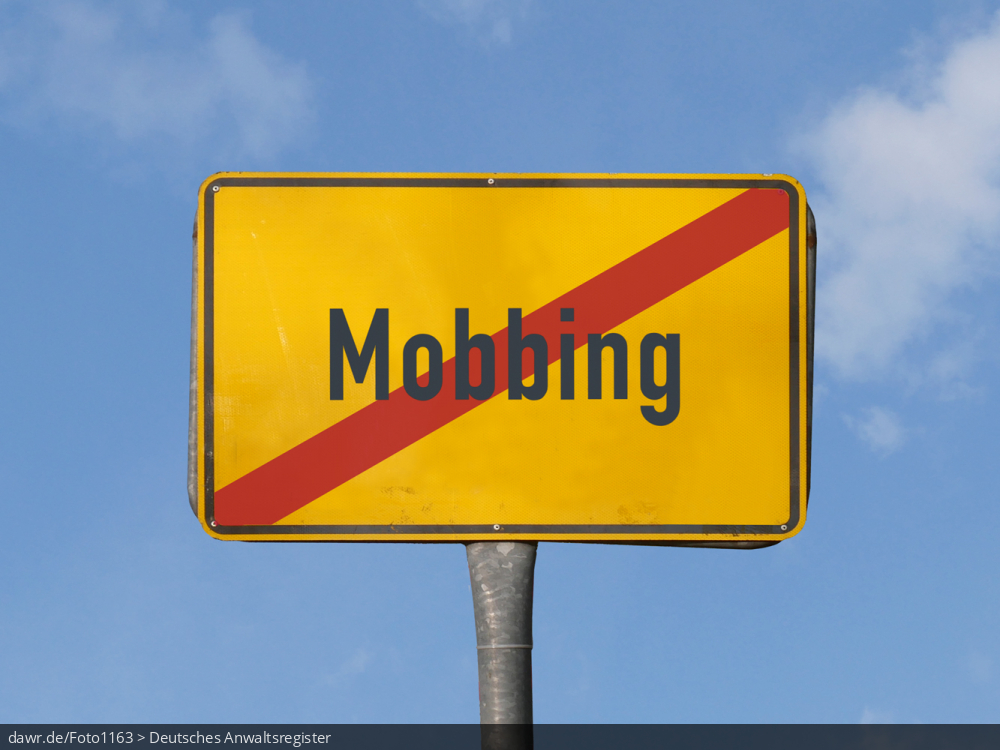 Dieses Foto zeigt die Rückseite eines Ortschilds vor einem blauen Himmel, welches symbolisiert, man verlasse das Thema „Mobbing“. Dieses Bild eignet sich gut als symbolische Darstellung für das Thema „Mobbing“.